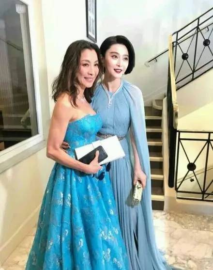 18线小网红为出名穿国旗装蹭红毯,自称为了表示爱国,网友:想出名想疯了