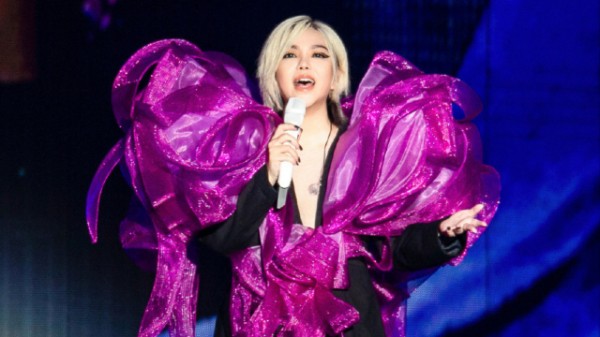 52岁张惠妹状态曝光，体重飙升不敢认，演唱会造型太夸张！