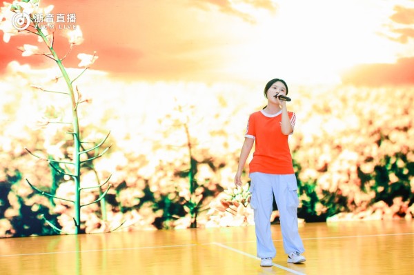 机器人“学长”送唱片、明星学子携“出圈好声音”报到……杭州这所高校迎新“太有节目”!