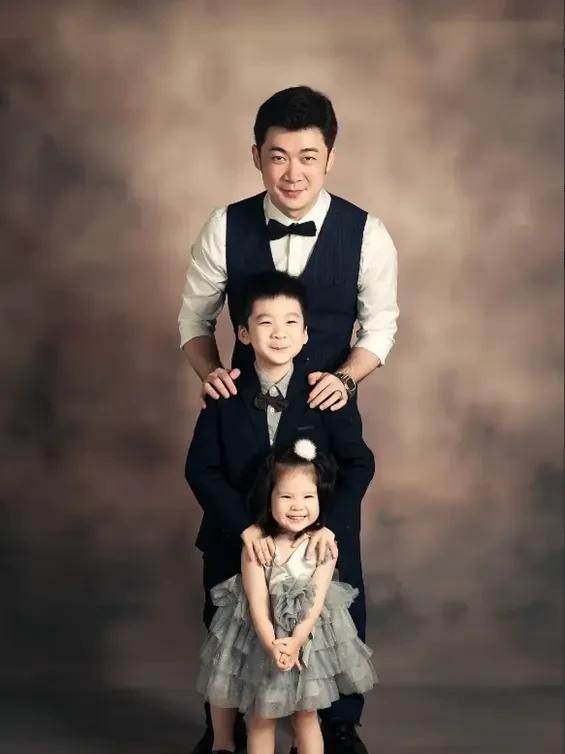 直爽芒果呀:在娱乐圈,演员的角色常常与其个人形象形成鲜明对比。某位演员在影视作品中频频饰演反派,展现出冷酷无情的一面。现实生活中的他则是个温暖的父亲,深受观众喜爱。
这位演员毕业于北京电影学院,与刘亦菲、朱亚文等人同班,具备扎实的演技基础。他在《红高粱》、《芈月传》等剧中塑造的反派角色,虽然让人厌恶,却也让他赢得了极高的关注度。角色的复杂性使得观众对他的表演赞叹不已,体现了他对表演艺术的深刻理解...