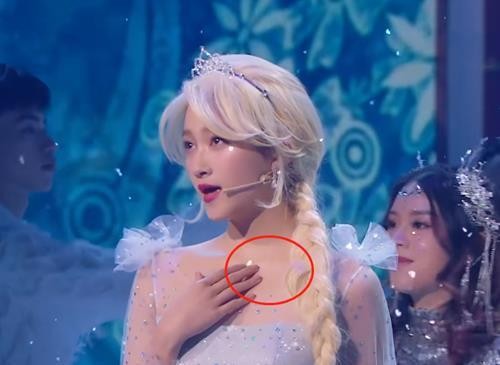 关晓彤也紧跟潮流,挑战女明星最爱的“无痕美甲”,效果太潮了!