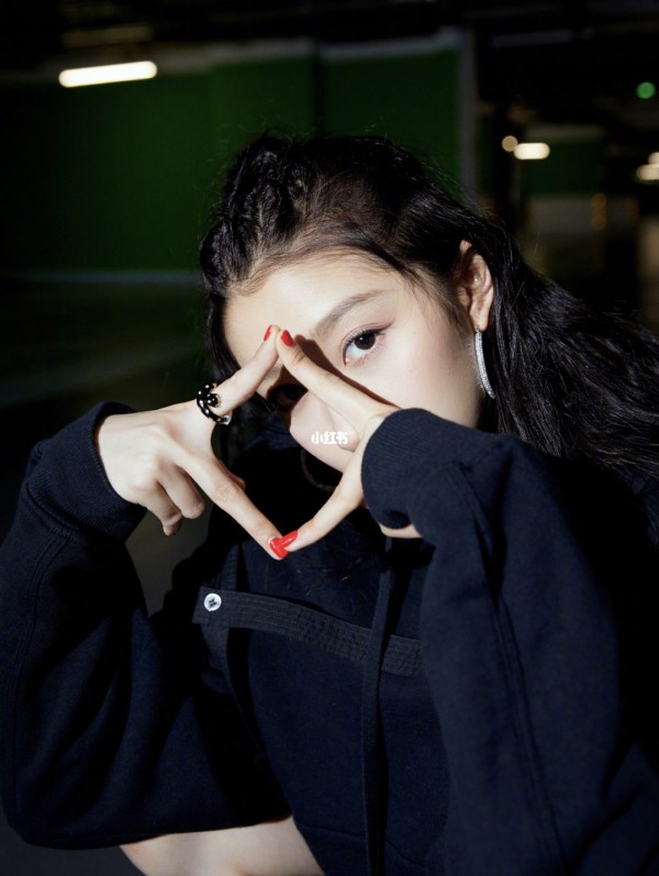 关晓彤也紧跟潮流,挑战女明星最爱的“无痕美甲”,效果太潮了!