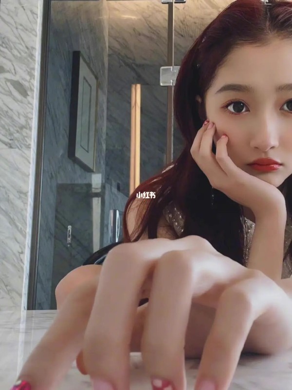 关晓彤也紧跟潮流,挑战女明星最爱的“无痕美甲”,效果太潮了!