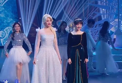 关晓彤也紧跟潮流,挑战女明星最爱的“无痕美甲”,效果太潮了!