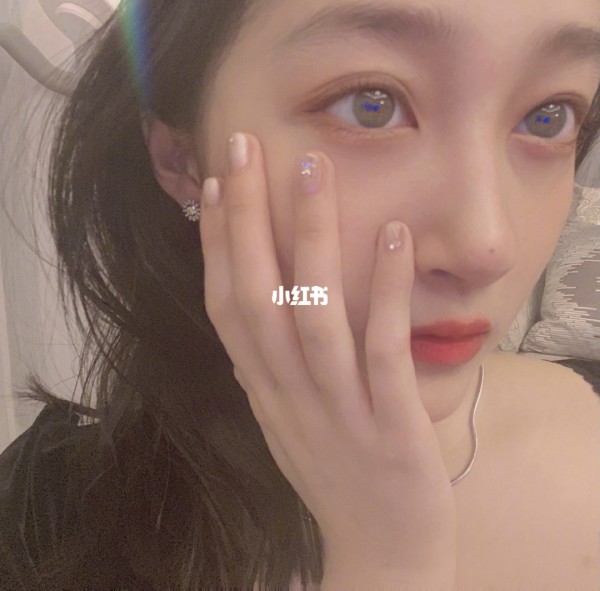 关晓彤也紧跟潮流,挑战女明星最爱的“无痕美甲”,效果太潮了!