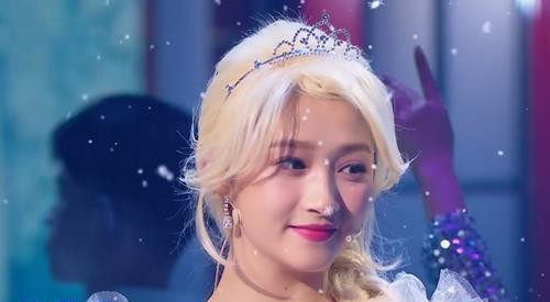 关晓彤也紧跟潮流,挑战女明星最爱的“无痕美甲”,效果太潮了!