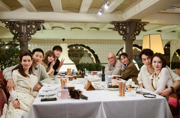 草地数星辰:【娱乐圈婚姻修罗场!这张合照里藏着一对最窒息的夫妻】
四组明星夫妻同框竟上演大型婚姻现形记!最扎眼的不是老戏骨夫妇的相敬如宾,也不是跨国CP的荷尔蒙炸裂,而是那对90后小夫妻——表面岁月静好,实则每个毛孔都在呐喊“我快装不下去了”!
韩庚卢靖姗把中年婚姻过成了教科书,十指紧扣的松弛感比钻戒更闪亮。戚薇李承铉根本就是行走的接吻鱼,眼神拉丝到能现场表演偶像剧。最绝的是胡静夫妇,豪门老公活生...