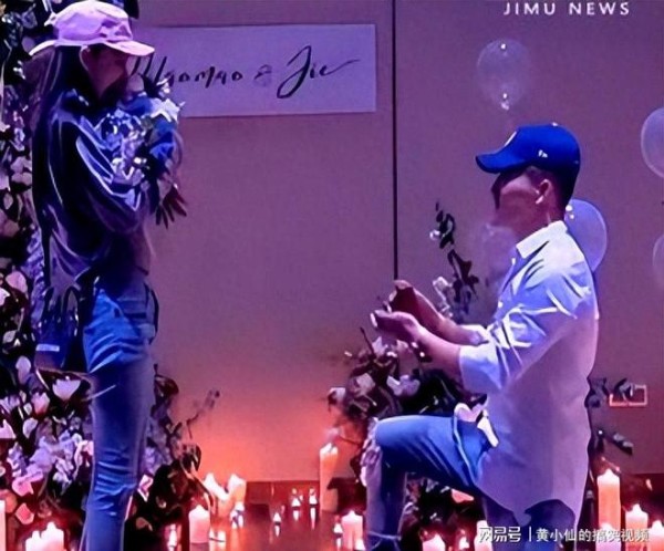 张馨予晒合照庆结婚7周年,何捷在沙滩高举老婆,素颜上阵显情商