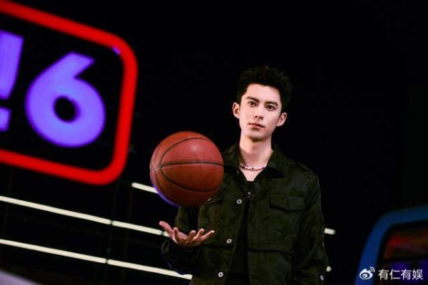 男明星时尚大片来袭！王子异身材管理满分，王鹤棣拍摄方式出人意料