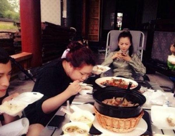 群演在片场吃饭,明星在片场吃饭,网友:差别不是一点点!