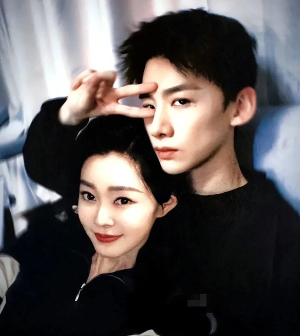 亲切山丘e8z:近期,宋轶和白敬亭的关系再次成为舆论的焦点,一张被调亮后揭示的照片让人们纷纷揣测两位明星之间的感情。这一事件引起了广泛的关注和热议,许多网友纷纷留言猜测,展开了各种各样的猜想和分析。
宋轶在社交媒体上晒出的一组旅游照片中,其中一张疑似与白敬亭的合影,引发了粉丝们的热议。网友们更是从照片中找出了各种与白敬亭照片上能对应的一些蛛丝马迹,同一件外套或是一个冰淇淋等等。
对于这些照片的...