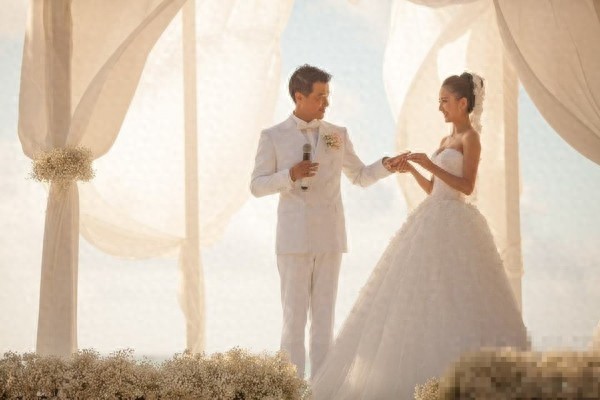 明星婚礼现场照片大起底，哪一款最符合童话故事？