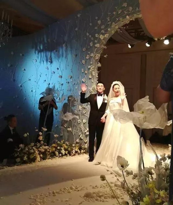 张馨予婚礼甜蜜梦幻惹人羡慕,范冰冰方却表态:令人呕吐
