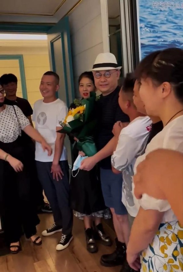 刀郎和妻子与粉丝吃饭,粉丝晒刀郎签名,字写的真漂亮