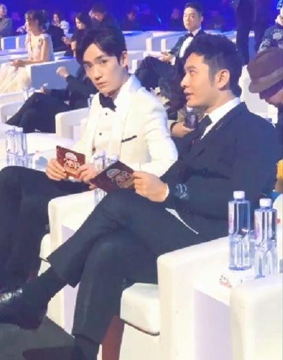 国剧盛典超多明星到场，一“接地气”签名成赢家，与众偶像合影！