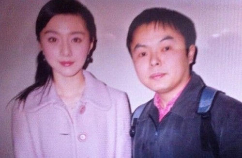 “粉丝帝”袁斌与青涩的范冰冰合影。