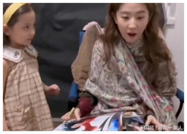 刘亦菲林更新这一沓签名照能卖不少钱吧！多到让刘亦菲惊成土拨鼠