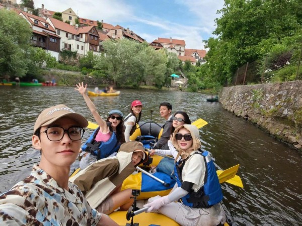 《花少7》最新合照曝出:那英、陈数、李沁、马思纯同船出海,笑声盖过海风