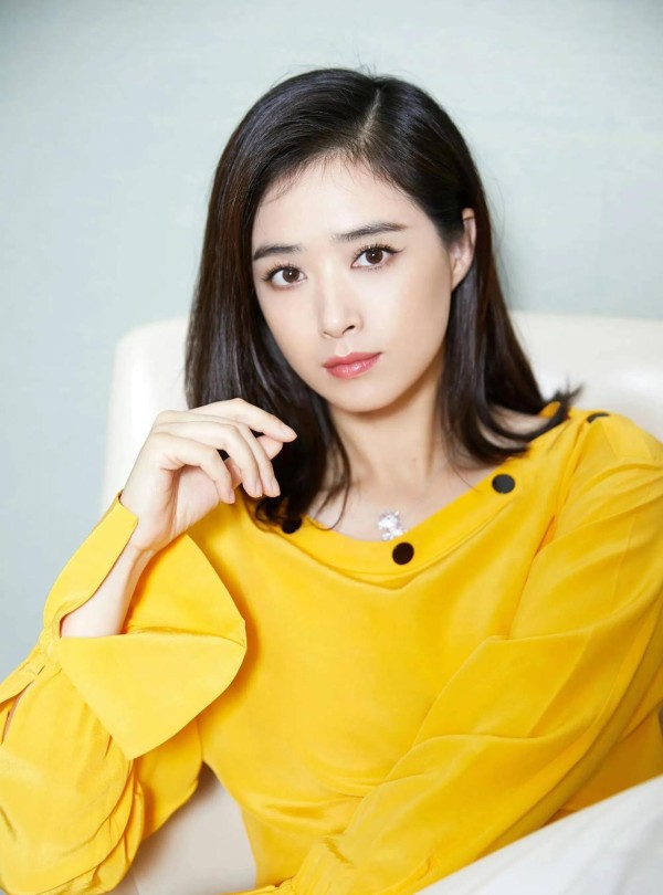 最近蒋欣和朋友的聚会合照火了,大家都在讨论她的坐姿。照片里,蒋欣坐在C位,也许是