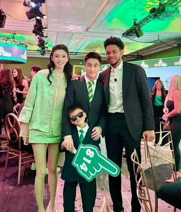 明星家庭的从容慈善晚宴之旅