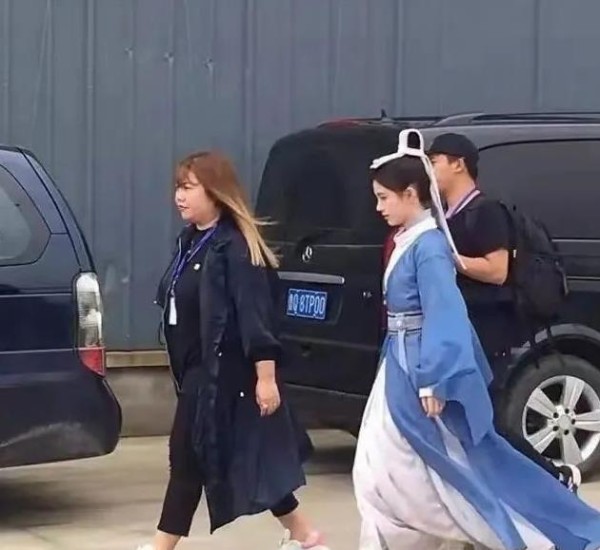 明星身高内卷太严重,踩恨天高走红毯,合影狂垫脚,增高垫好明显