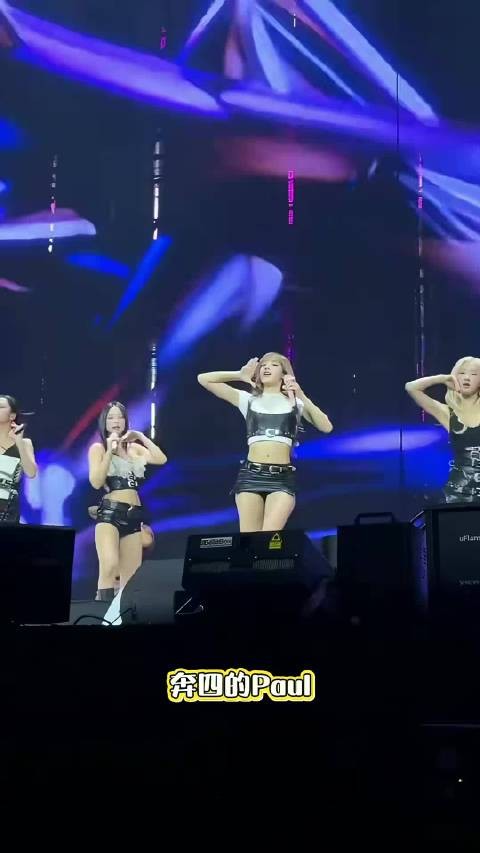 lisa自己打屁屁，扭屁屁