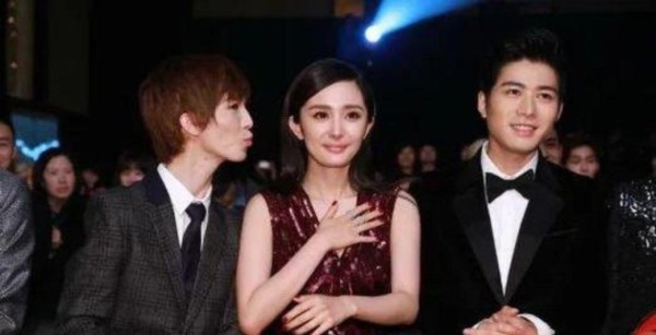 杨幂发的这几张大合照，亮点太多了，《生万物》庆功会上主演悉数到场，杨幂美得像不像同一个图层，欧豪低调亮相令人认出不易