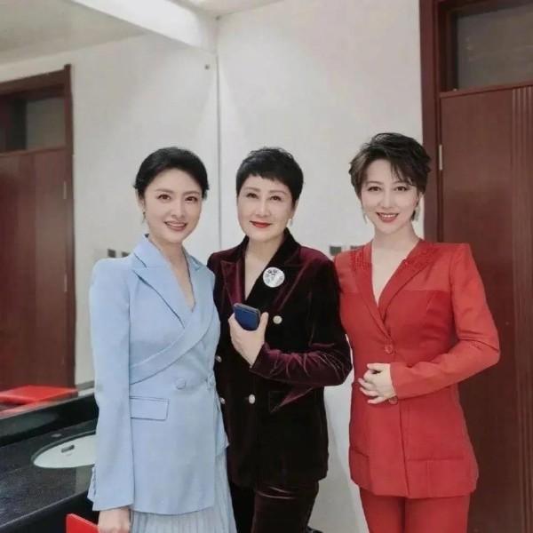 清沐纯子叮：三位明星合影曝光，网友热议最左边的是谁？美得惊艳全场！这是一张来自最近某活动的照片，左边的女星是知名的时尚偶像刘雯。作为国际超模，刘雯一直以清新脱俗的气质和独特的魅力赢得了众多粉丝的喜爱。她活泼开朗的性格和出色的专业表现也为她赢得了无数时尚界的认可和赞赏。此次合影中，她的气质美貌再次惊艳全场，无论是服装搭配还是表情神态，都展现了她作为时尚界代表的独特魅力。此外，除了刘雯外，这张合影中还...