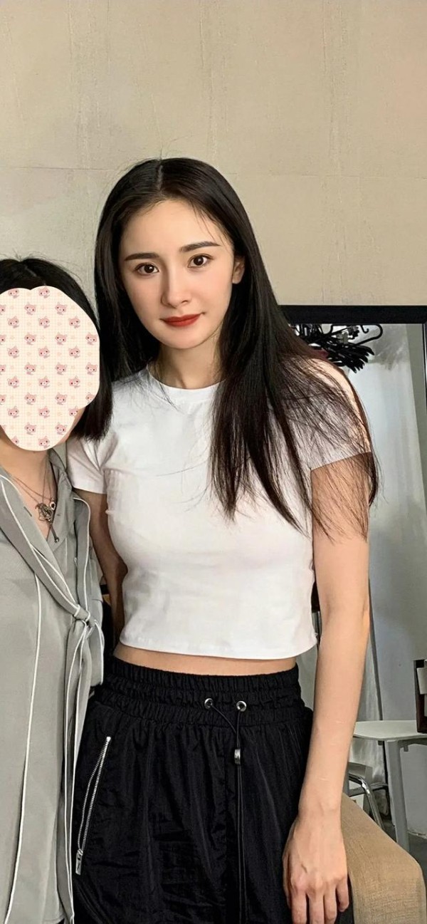 杨幂和路人合照，生图抗打，有些明星就很尴尬