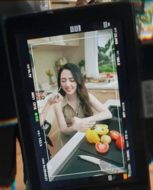 郭碧婷面带笑容 神态与向太愈发神似