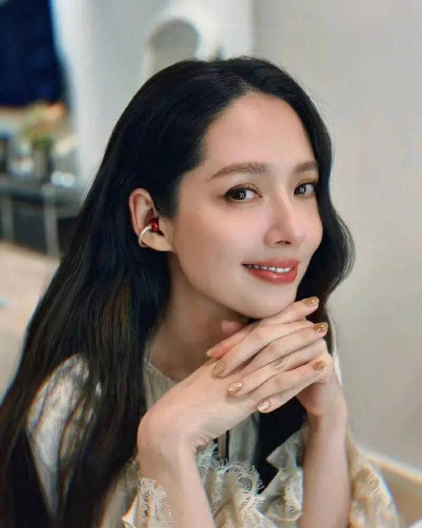 郭碧婷婚后的状态自带成熟韵味，和向太的神态莫名契合。