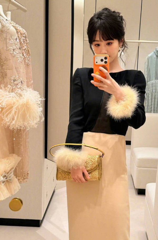 杨紫晒自己的自拍照。