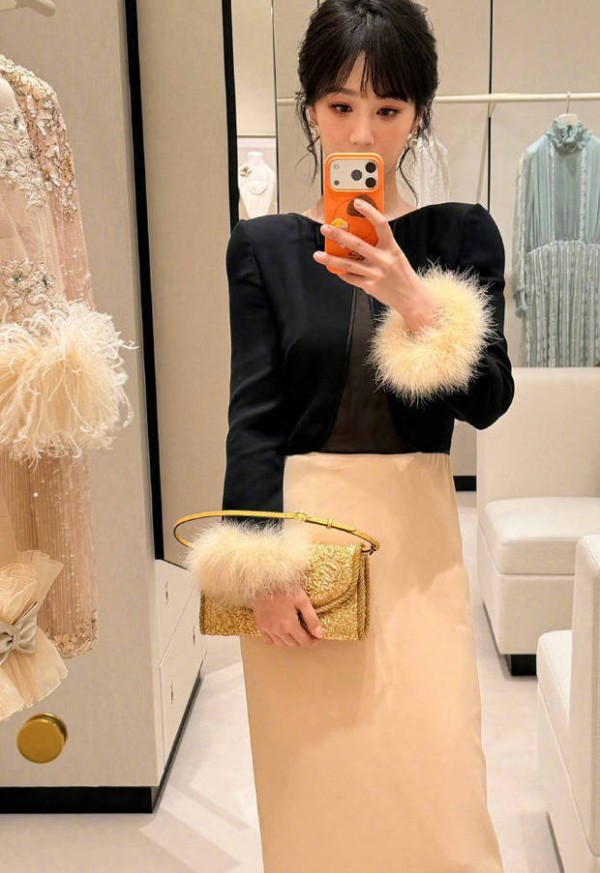 杨紫对镜头自拍。