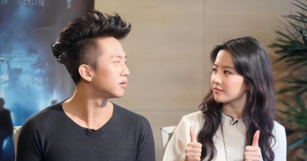 邓超心里乐开了花,刘亦菲轻搭肩膀,另一位女演员紧靠臂弯,三人合照氛围甜蜜幸福