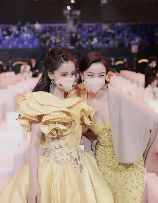 同穿黄色礼服,一个娇俏一个艳丽,baby倪妮亲密合影引关注