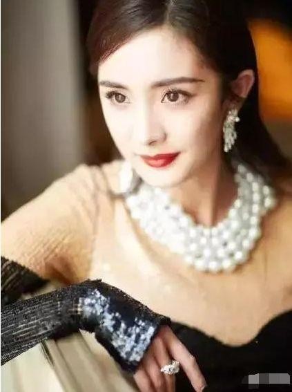 女明星红毯争艳,杨幂的“紫菜包饭”,完败范冰冰的的“山鸡装”