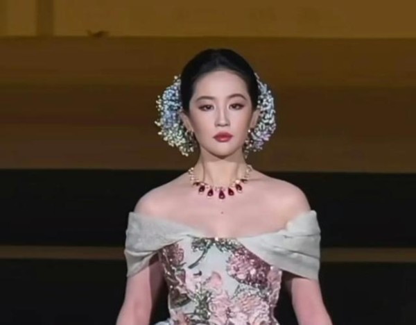 刘亦菲红毯生图曝光压轴亮相抢占合照C位