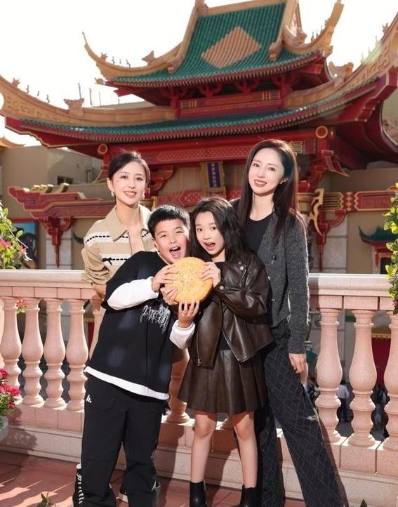 环球影城照片中的友谊与公众期待：佟丽娅与董璇的青梅竹马