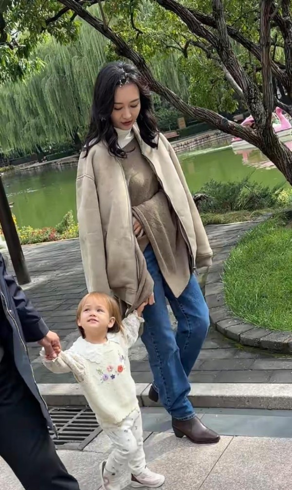 43岁女星王鸥携混血萌娃亮相户外，身旁陪伴意外曝光