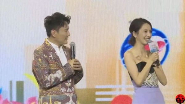 明星见偶像：丫丫激动杨幂脸红，同是下跪，宝强圈粉而他一直被骂