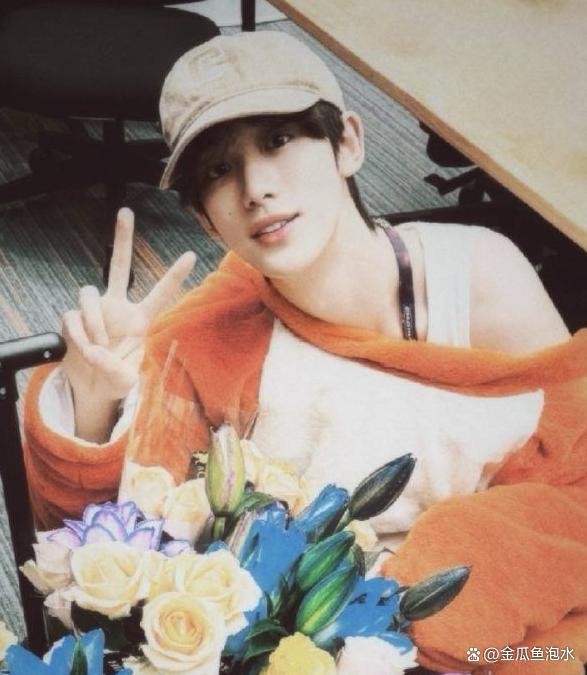 街头偶遇丁程鑫，顶流偶像如何在瞬间点燃粉丝的双向奔赴？