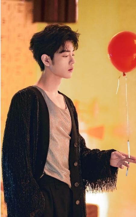 明星圈中的友谊与竞争：如何在复杂关系中寻找机遇