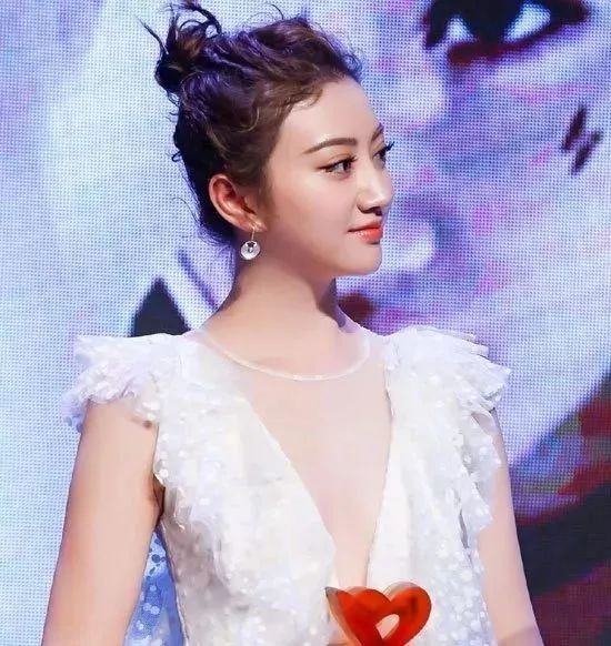 2017时尚美丽盛典偶像来袭 杨幂唐嫣领衔明星红毯发型大PK