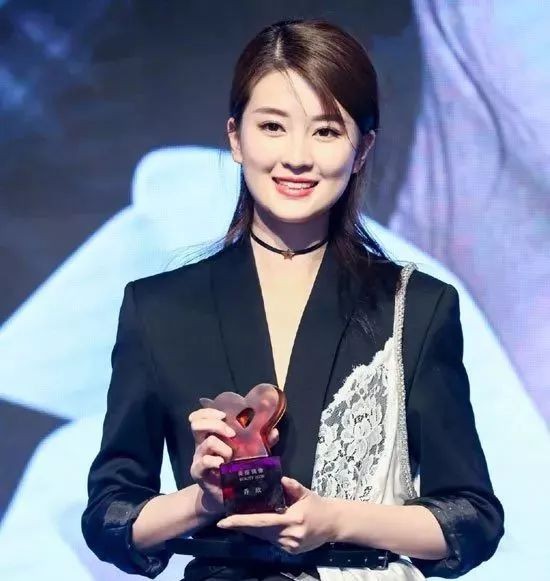 2017时尚美丽盛典偶像来袭 杨幂唐嫣领衔明星红毯发型大PK