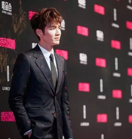 2017时尚美丽盛典偶像来袭 杨幂唐嫣领衔明星红毯发型大PK