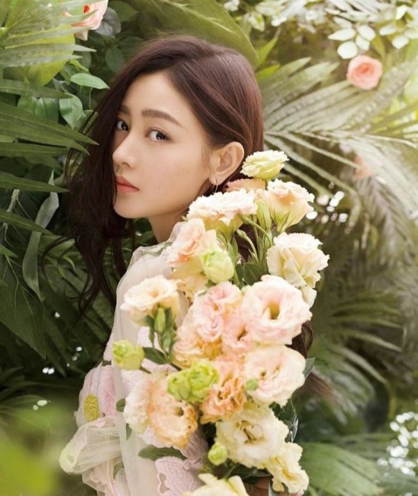 明星时尚穿搭，看她穿吊带裙的样子，这谁抵得住！