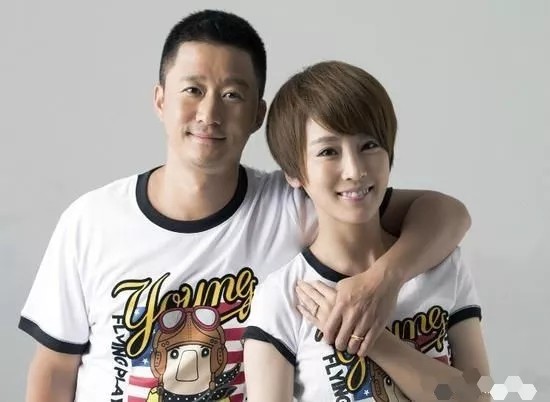 兰心曰：今天娱乐圈终于传来了一件正能量的事！

8月18日，知名男星吴京被推上热搜，不是宣传新电影，而是因为一个小小的举动。

原来当天吴京在出席某活动，一位不明来历的女子站在他身旁。该女子不仅用手拉吴京衣服，打断他和李雪健老师的交谈，还尝试把手挽住吴京的手臂。

吓得吴京忙转身，两次摆手躲开，果断拒绝了该女子。虽然只是一个微不足道的举动，但足以看出吴京的人品。

网友们纷纷称赞：吴京值得信赖，他...