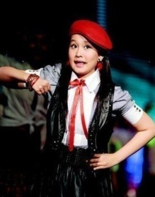 赵本山小女儿登台表演