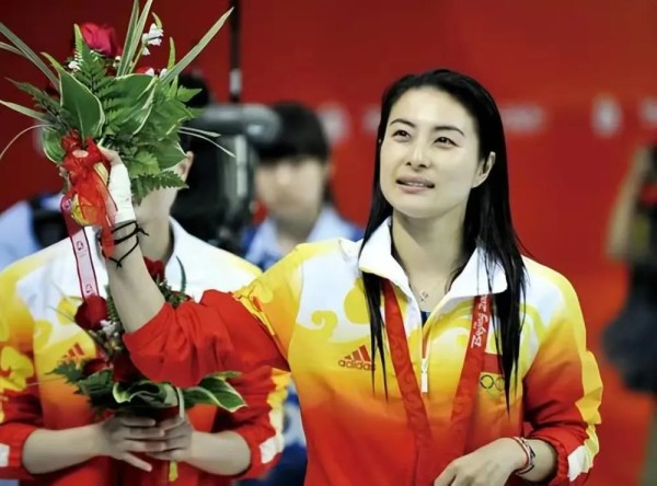 爱讲故事的小语:“在座的各位有谁知道,香港富豪为什么宁娶女运动员,也不娶娱乐圈里漂亮的女明星吗?其实主要有三点原因!”在2016年的一次演讲中,中医大学教授曲黎敏分享了一个有关香港富豪为何宁愿娶女运动员而不是娱乐圈明星的观点,可谓一针见血,让人醍醐灌顶!
在香港的社交圈中,一个有趣的现象引发了广泛的关注:不少香港富豪选择迎娶曾身为运动员的女性,而不是光鲜亮丽的娱乐圈明星。这个问题看似简单,实则蕴...