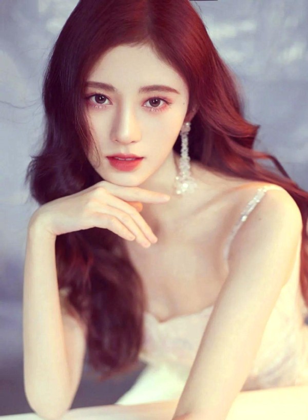 鞠婧祎的星路历程与公众形象挑战